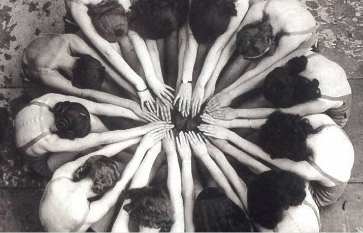 1930s black and white photo of girls synchronized swimming